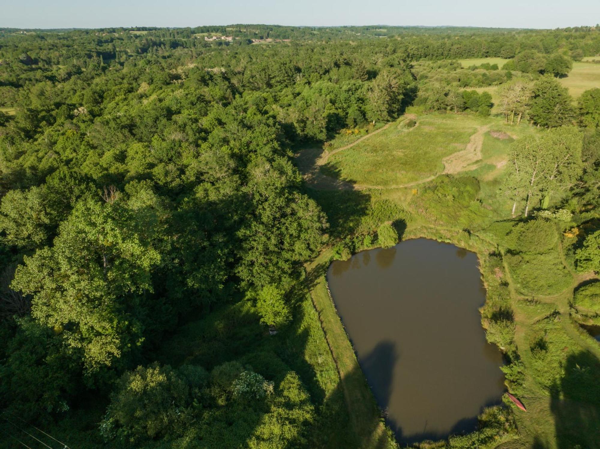 La Ferme Du Pont De Maumy, Cabane Au Bord De L'Etang Et Bain Nordique Busserolles Extérieur photo